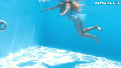 Underwater Show featuring Lisi Kitty's round ass clip