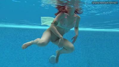 Lizi Vogue's underwater babes sex by Underwater Show