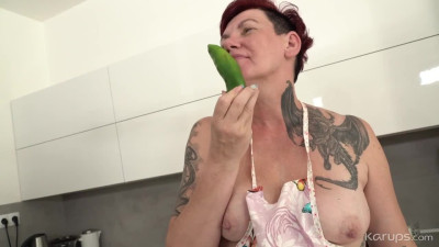 Vegan mature with tattoos Gia R sticks a thing in her wet pussy