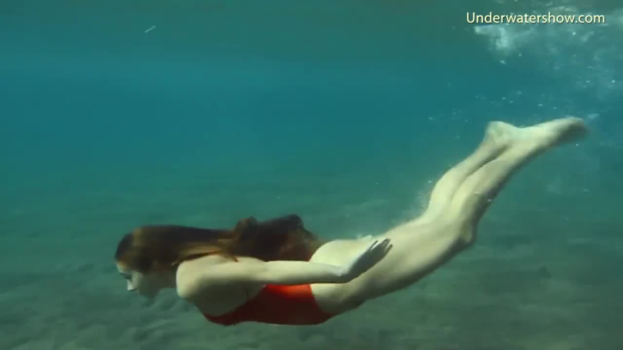 Underwater Show - sexy tits clip