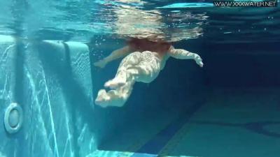 Swimming pool milf trailer with thrilled Nicole Pearl and Pearl from Underwater Show - ePornTube