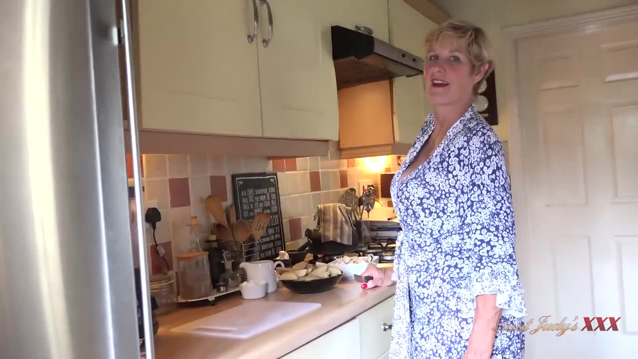 Appealing hooker - mature kitchen sex - Aunt Judys XXX