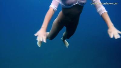 Underwater Show featuring beauty's pool girls xxx