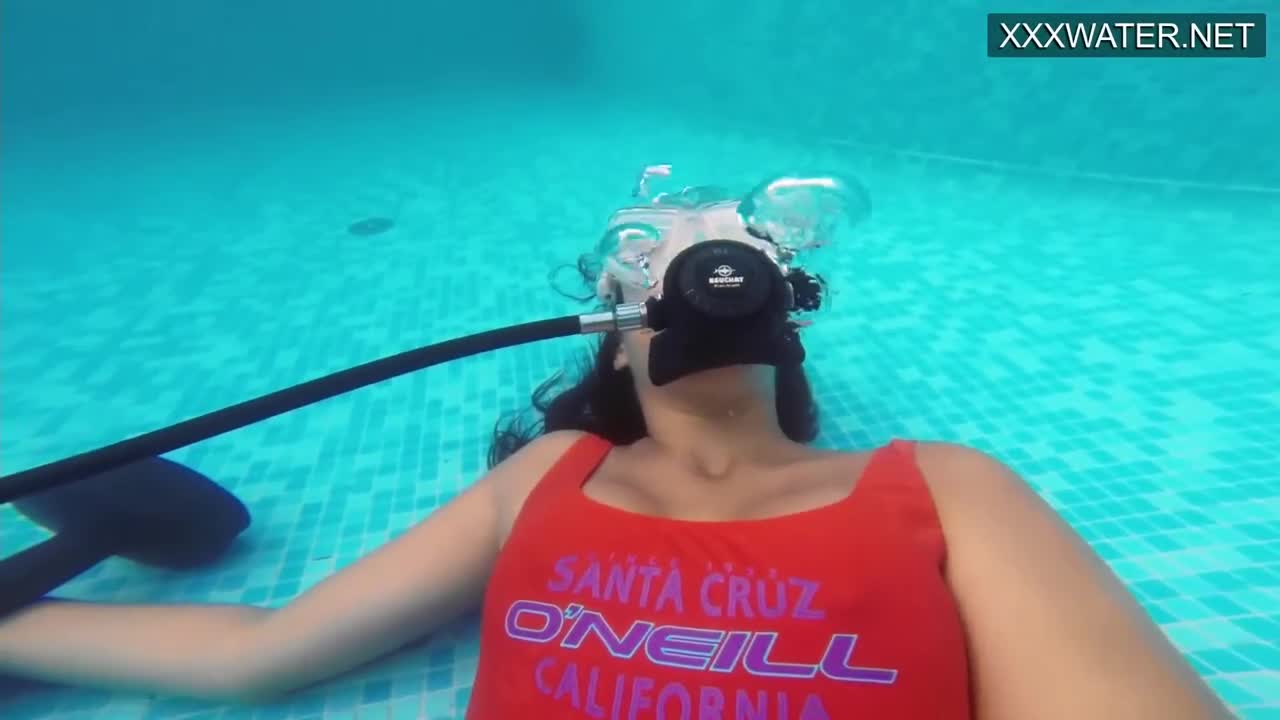 Natural femme - pool tits video - Underwater Show