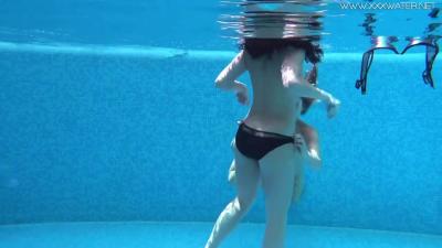 Underwater Show featuring Jessica Lincoln and Lindsey Cruz's babe action